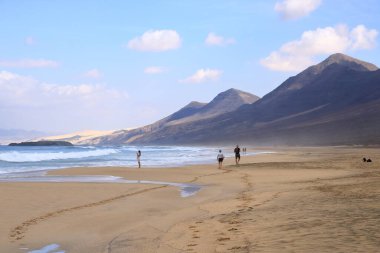 Coffee, Fuerteventura, İspanya 'daki Kanarya Adaları - 27 Kasım 2023: İnsanlar Atlantik Okyanusu kıyısında dinleniyor