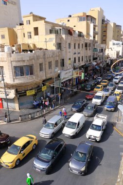 Ürdün 'deki Amman - 18 Mayıs 2024: Meşgul Al-Hashemi caddesindeki eski kentte arabalar, yukarıdan manzara