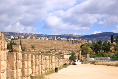 Ürdün 'deki Jerash - Mayıs 07 2024: Ürdün' ün Jerash kentindeki Roma harabeleri, Arkeoloji Müzesi - Zeus tapınağına bakınız