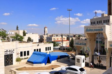 Ürdün 'deki Amman - Mayıs 07 2024: Kral Abdullah Camii' nin yanındaki Coptic Ortodoks Patriklik Kilisesi