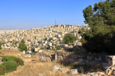 Amman in, Jordan - 07 Mayıs 2024: Kum taşı binalara ve öğleden sonra ana yollara bakan şehir manzarası