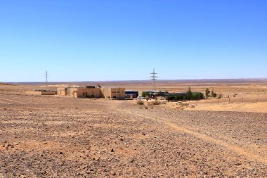 Ürdün 'deki Qasr Kharana - 08 Mayıs 2024: İnsanlar doğu Ürdün' deki (bazen Harrana, al-Kharanah, Kharaneh, Kharana veya Hraneh) çöl kalesini ziyaret ederler.)