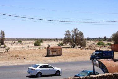 Ürdün 'deki Al-Azraq - 08 Mayıs 2024: Doğu Ürdün' deki küçük bir kasaba öğle vakti Irak yolunda