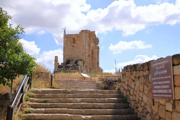 Jerash, Ürdün - 07 Mayıs 2024: Ürdün 'ün Jerash kentindeki Roma kalıntıları, Arkeoloji Müzesi - Hadrian Kemeri çevresindeki insanlar