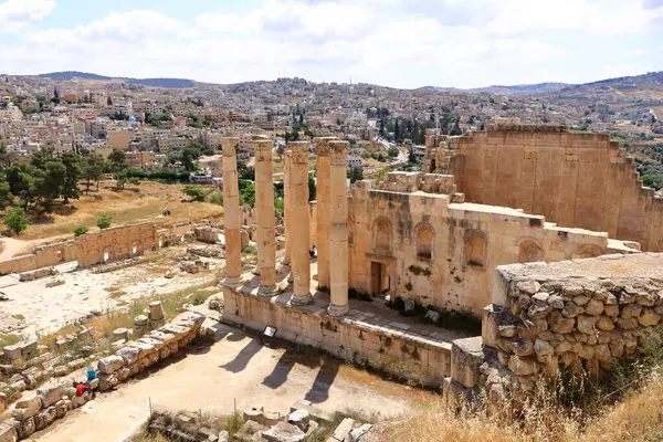 Ürdün 'deki Jerash - Mayıs 07 2024: Ürdün' ün Jerash kentindeki Roma harabeleri, Arkeoloji Müzesi - Zeus tapınağına bakınız