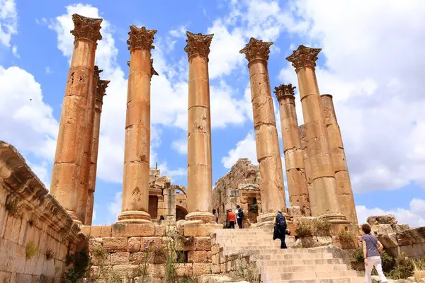 Ürdün 'deki Jerash - Mayıs 07 2024: Ürdün' ün Jerash kentindeki Roma kalıntıları, Arkeoloji Müzesi - Artemis Tapınağı