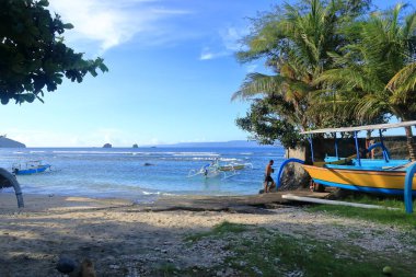 Candidasa, Endonezya 'da Bali - 6 Şubat 2024: Candidasa sahilinde geleneksel balıkçı tekneleri