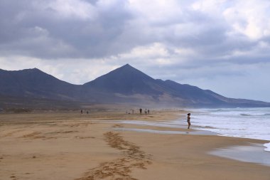 Coffee, Fuerteventura, İspanya 'daki Kanarya Adaları - 27 Kasım 2023: İnsanlar Atlantik Okyanusu kıyısında dinleniyor