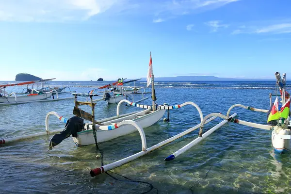 Güzel bir deniz manzarası. Kıyıya demir atmış balıkçı tekneleri. Candidasa, Karangasem Bali