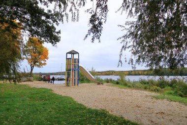 30 Ekim 2023 - Almanya 'da Potsdam: Sonbaharda şehrin yakınındaki kamp alanında havel nehri