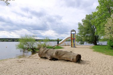 Potsdam yakınlarındaki Havel nehrinin huzurlu manzarası.