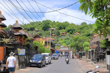 Padang Bai, Endonezya 'dan Bali - 7 Şubat 2024: Doğu Bali limanındaki köyde koşuşturma ve koşuşturma