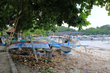 Padang Bai, Endonezya 'dan Bali - 7 Şubat 2024: Doğu Bali limanında koşuşturma ve koşuşturma