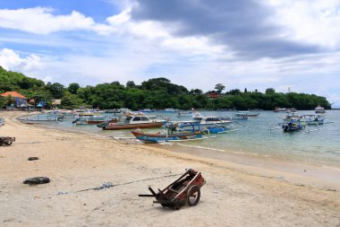 Padang Bai, Endonezya 'dan Bali - 7 Şubat 2024: Doğu Bali limanında koşuşturma ve koşuşturma