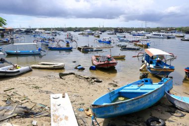 Serangan, Denpasar, Bali Endonezya - 09 Şubat 2024: Serangan körfezine parketmiş tekneler
