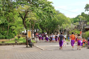 Uluwatu Tapınağı, Bali, Endonezya - 11 Şubat 2024: insanlar Uluwatu Tapınağı bölgesinde yürür