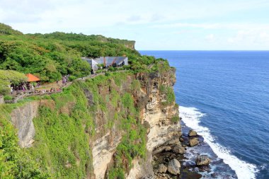 Uluwatu Tapınağı, Bali, Endonezya - 11 Şubat 2024: insanlar Uluwatu Tapınağı bölgesinde yürür