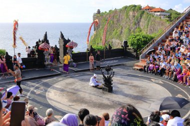 Endonezya 'daki Uluwatu Tapınağı, Bali - 11 Şubat 2024: Yerel halk geleneksel Bali Kecak Dansı' nı gerçekleştiriyor