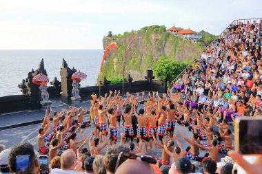 Endonezya 'daki Uluwatu Tapınağı, Bali - 11 Şubat 2024: Yerel halk geleneksel Bali Kecak Dansı' nı gerçekleştiriyor