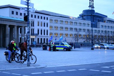 Berlin, Almanya - 13 Mart 2024: Brandeburg Kapısı çevresindeki insanlar