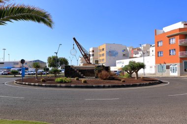Gran Tarajal, Fuerteventura, İspanya Kanarya Adaları - 27 Kasım 2023: güneşli bir günde manzaralı kıyı köyü