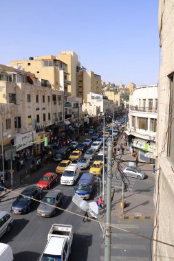Ürdün 'deki Amman - 18 Mayıs 2024: Meşgul Al-Hashemi caddesindeki eski kentte arabalar, yukarıdan manzara