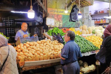 Ürdün 'deki Amman - Mayıs 07 2024: Öğleden sonra şehir pazarında koşuşturma ve koşuşturma
