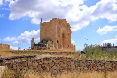 Ürdün 'deki Jerash - Mayıs 07 2024: Ürdün' ün Jerash kentindeki Roma kalıntıları, Arkeoloji Müzesi - Hadrian Kemeri çevresindeki insanlar