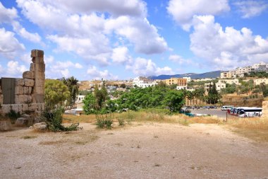 Ürdün 'deki Jerash - 07 Mayıs 2024: Ürdün' ün Jerash kentindeki Roma kalıntıları, Arkeoloji Müzesi - müzenin önündeki park alanı