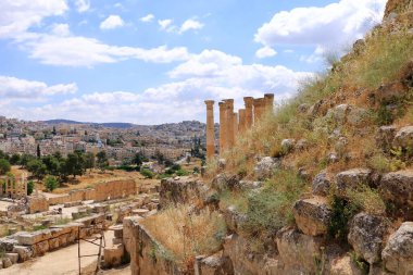 Ürdün 'deki Jerash - Mayıs 07 2024: Ürdün' ün Jerash kentindeki Roma harabeleri, Arkeoloji Müzesi - Zeus tapınağına bakınız