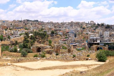 Ürdün 'deki Jerash - Mayıs 07 2024: Arkeoloji Müzesinden modern şehre bakış
