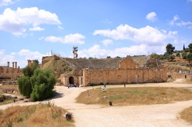 Ürdün 'deki Jerash - 07 Mayıs 2024: Ürdün' ün Jerash kentindeki Roma kalıntıları, Arkeoloji Müzesi - yerli halk ve turistler güney tiyatrosunu ziyaret ettiler