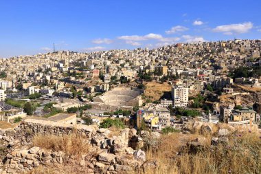 Amman in, Jordan - 07 Mayıs 2024: Kum taşı binalara ve öğleden sonra ana yollara bakan şehir manzarası