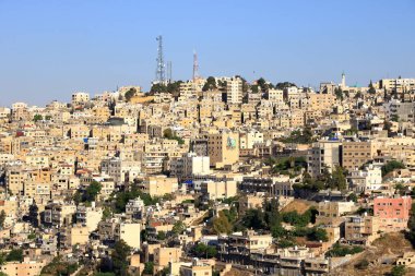 Amman in, Jordan - 07 Mayıs 2024: Kum taşı binalara ve öğleden sonra ana yollara bakan şehir manzarası
