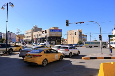 Ürdün 'de Madaba - Mayıs 08 2024: Öğleden sonra şehrin ortasında koşuşturma ve koşuşturma