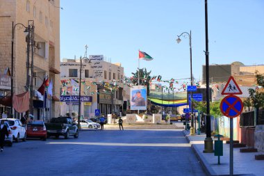 Ürdün 'de Madaba - Mayıs 08 2024: Öğleden sonra şehrin ortasında koşuşturma ve koşuşturma