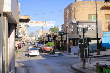 Ürdün 'de Madaba - Mayıs 08 2024: Öğleden sonra şehrin ortasında koşuşturma ve koşuşturma