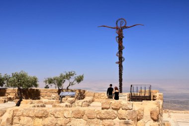 Ürdün 'deki Nebo Dağı - 09 Mayıs 2024: İnsanlar Musa' nın kutsal toprakları gördüğü Nebo Dağı 'nın tepesindeki Yılan Haçı' nı ziyaret ediyor.