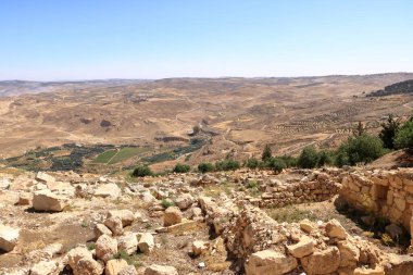 Dağların arasındaki bir vadide manzara (Madaba, Ürdün) Amman yakınlarındaki Nebo Dağı