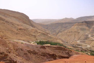 Ürdün 'deki Ma' in kaplıcalarının etrafındaki dağ manzarası (sıcak su ve buharlı dağ şelaleleri))