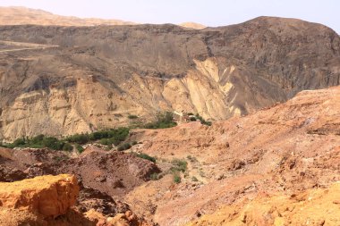 Ürdün 'deki Ma' in kaplıcalarının etrafındaki dağ manzarası (sıcak su ve buharlı dağ şelaleleri))