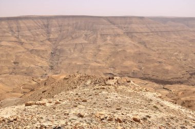 Ürdün 'deki 35. Otoyol' daki görüş açısı: Madaba ve Kerak şehirleri arasındaki Wadi Mujib Nehri üzerindeki Mujib Barajı.