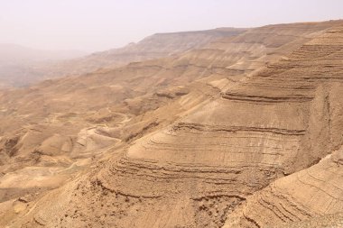 Ürdün 'deki 35. Otoyol' daki görüş açısı: Madaba ve Kerak şehirleri arasındaki Wadi Mujib Nehri üzerindeki Mujib Barajı.