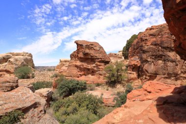 Dana Biyosfer Doğa Rezervi Ulusal Parkı 'ndaki tipik manzara ve kaya formları, Ürdün