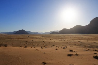 Ürdün 'deki ünlü Wadi Rum çölünün hava manzarası, sıcak hava balonundan.