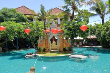 Sanur, Endonezya 'dan Bali - Şubat 09 2024: insanlar yüzme havuzlu bir turistik otelde dinleniyor