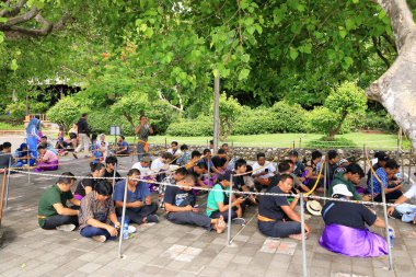 Uluwatu Tapınağı, Bali, Endonezya - 11 Şubat 2024: insanlar Uluwatu Tapınağı bölgesinde yürür