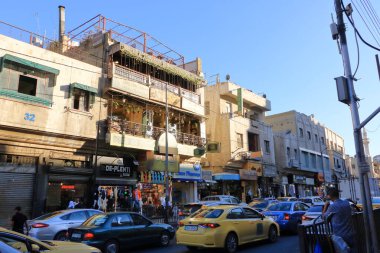 Ürdün 'deki Amman - Mayıs 07 2024: Meşgul Al-Hashemi Caddesi' ndeki eski kentte koşuşturma ve koşuşturma