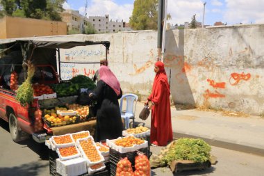 Ürdün 'deki Amman - Mayıs 07 2024: Öğleden sonra bir sokak pazarında koşuşturma ve koşuşturma