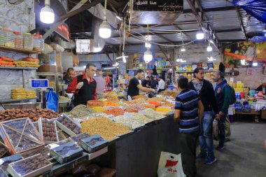 Ürdün 'deki Amman - Mayıs 07 2024: Öğleden sonra şehir pazarında koşuşturma ve koşuşturma